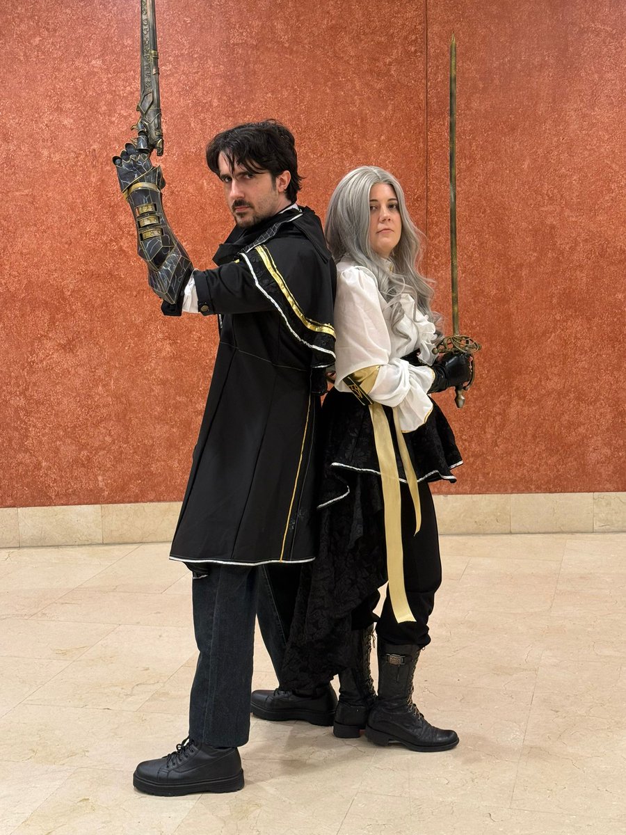 GrisAtelier's tweet photo. @the_lupen_ nos hemos pegado una turbo paliza y no hemos llegado al salon hasta casi las 15 pero ha valido la pena 🥰 (se me rompio la espada a los 10 minutos, f por ella) https://t.co/F2l3pRrrly