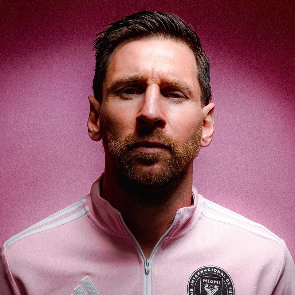 Jamais comparem Lionel Messi com qualquer jogador em atividade.

Evitem esse constrangimento, por favor.