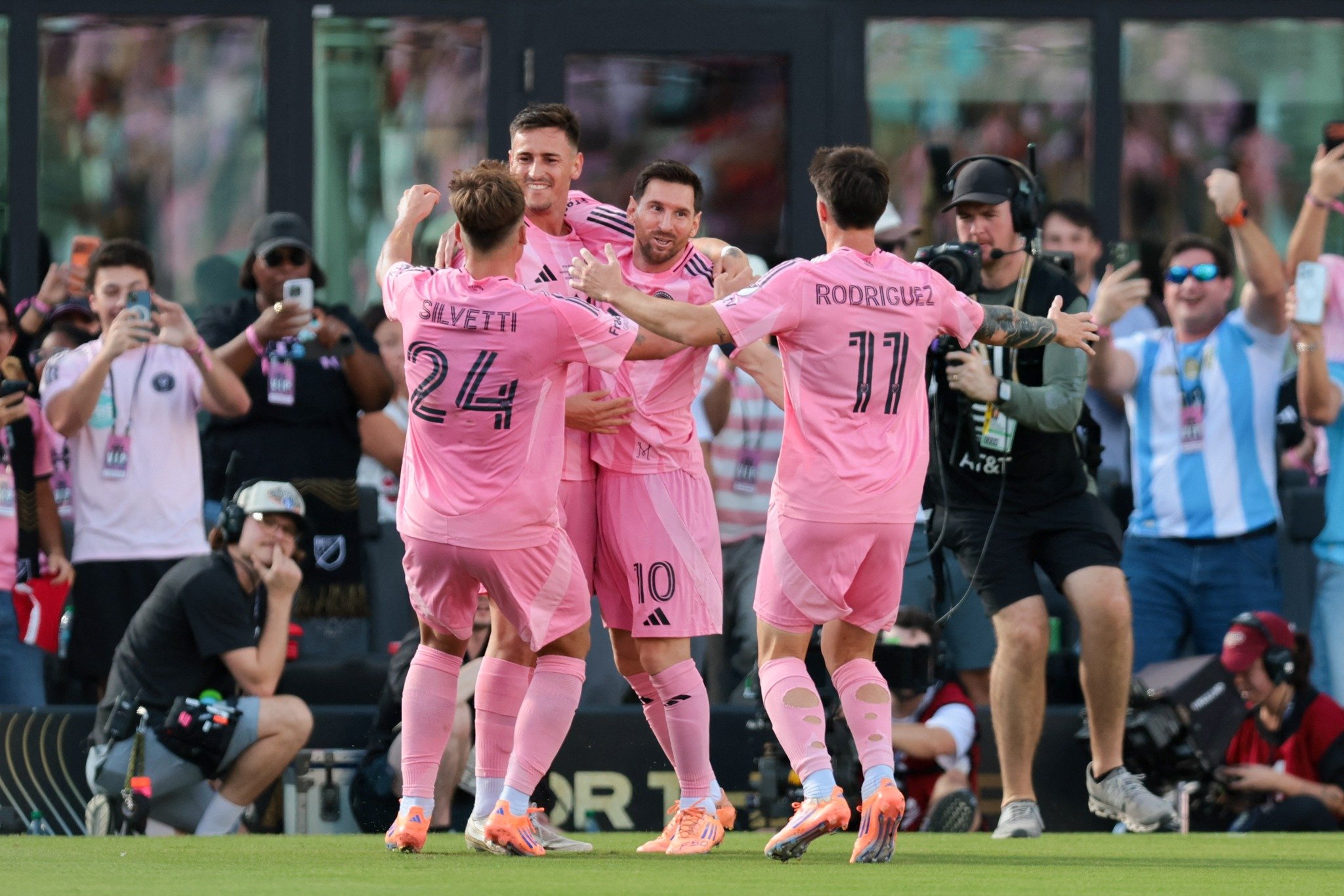 بقيادة الأسطورة ليونيل ميسي. إنتر ميامي يٌتوج بلقب كأس الدوري الأمريكي لكرة القدم بالفوز على فانكوفر بنتيجة 3 - 1 