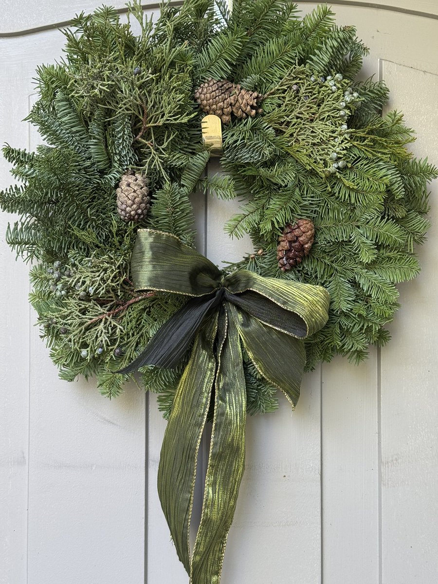 Got my Xmas wreath, finally getting (forcing) myself into the holiday spirit