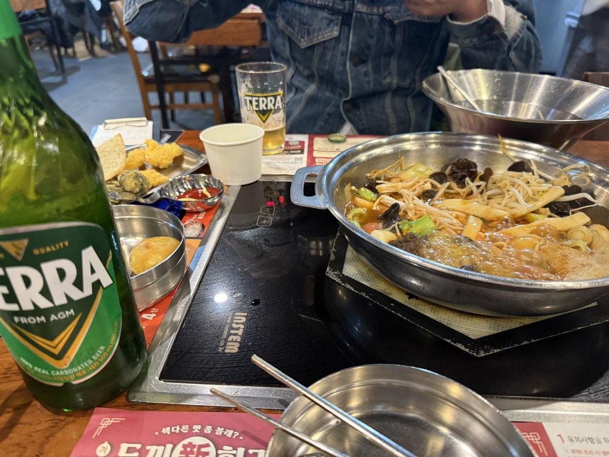 ほぼチャンくんとの夕飯です　
GジャンとTERRAの組み合わせ♡

ダンナの希望で昔行った具材はバイキング形式で好きなの取るお鍋屋さん

#지창욱 #JiChangwook #チチャンウク
#私にはヘビーなメニュー😢
#トッポキや揚げ物ってババアにはキツイ