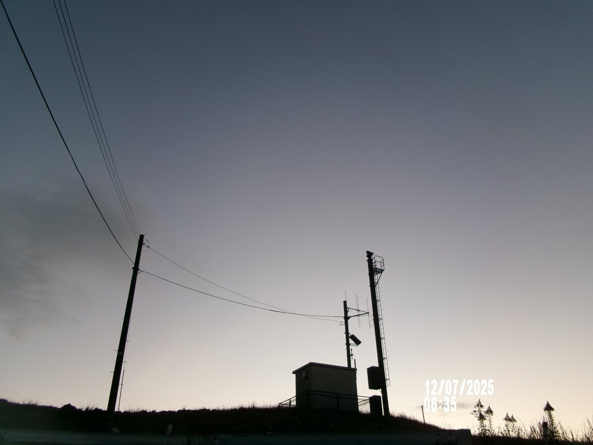 のりちゃんです 12/07日（日）。今朝方、この辺りの空もよう〜🌥️➰🧐。