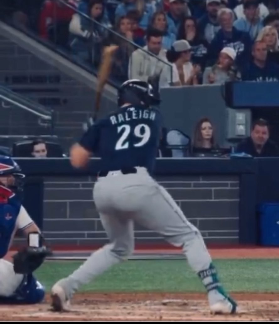 TheDataCage's tweet image. When I get the opportunity to work with a hitter, inevitably the first thing to clean up is how they interact with the ground. 

Usually, when they land their lead foot, they’ve already begun to swing. 

I’ll ask them “I want you to do your stride, then when you land, stop”

I…