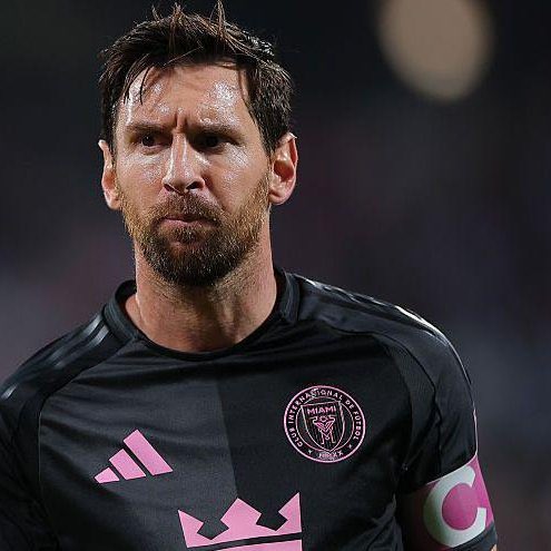 Messatsu30's tweet photo. Messi 48.
Le joueur le plus titré en individuel.
8 Ballons d’or : un sommet que personne n’atteindra.
6 Souliers d’or : bon courage pour juste s’en approcher.
Et en collectif ?
Il est le record absolu, point final. https://t.co/xtHXaOdmtA