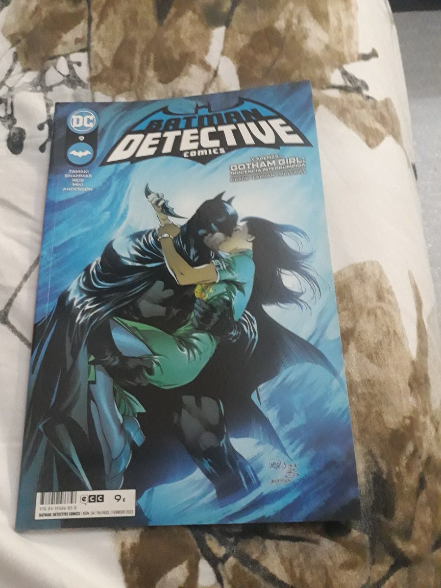 Último tomo de la etapa de Mariko Tamaki en Detective y nos plantea un caso donde ciudadanos anónimos están realizando crímenes violentos para después confesarlos mientras el acertijo por la radio e internet pone unos misteriosos acertijos..
Tamaki realiza un guión  donde juega c