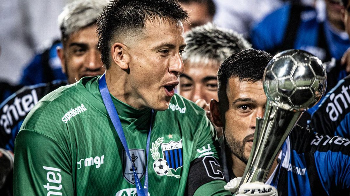 🧤 <a href="/elClubOlimpia/">Club Olimpia</a> tiene nuevo arquero. El multi campeón con <a href="/LiverpoolFC1915/">Liverpool Fútbol Club</a> Sebastián Lentinelly viajará el martes y firmará por 1 año con opción. Más #urguayos para seguir en <a href="/Embajadores_gol/">Embajadores del Gol</a> por <a href="/ElEspectadorUy/">El Espectador Deportes 🔊</a> 🇺🇾⚽