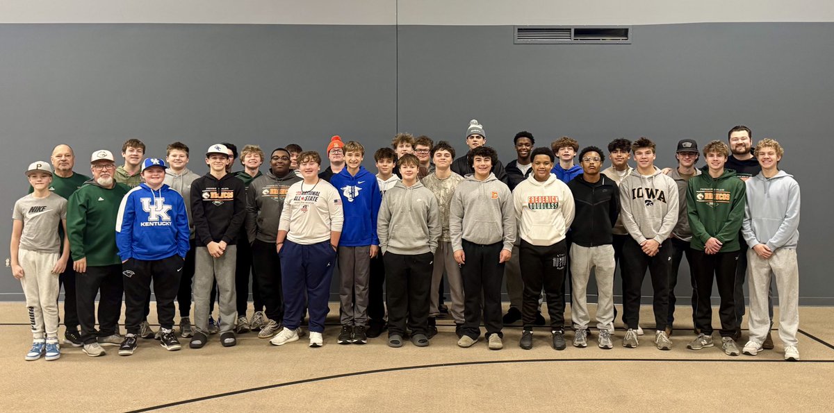 FDHSBaseball's tweet photo. Another Great Day to Be a Bronco!!! 

Proud of our boys, with 35+ volunteering this morning at NorthEast Christian Church Food Pantry… 

Serving our community is always a joy and it always makes Coach proud when our boys receive endless compliments along the way! 

#stampede🐎 https://t.co/3ko2ZUIW43