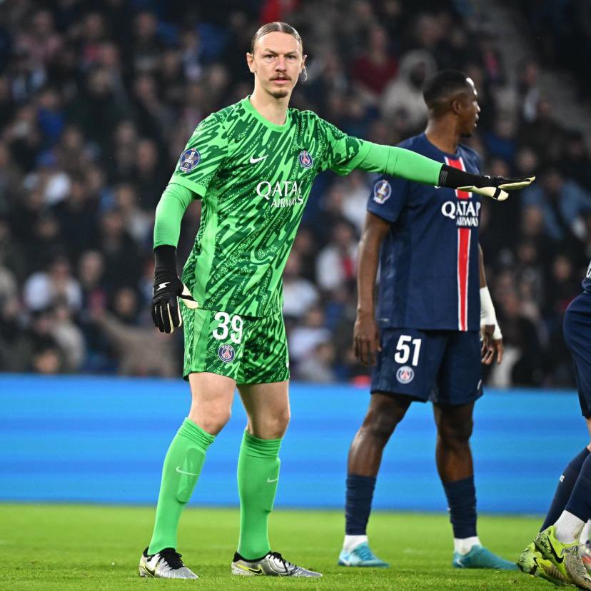 Media Parisien tweet media