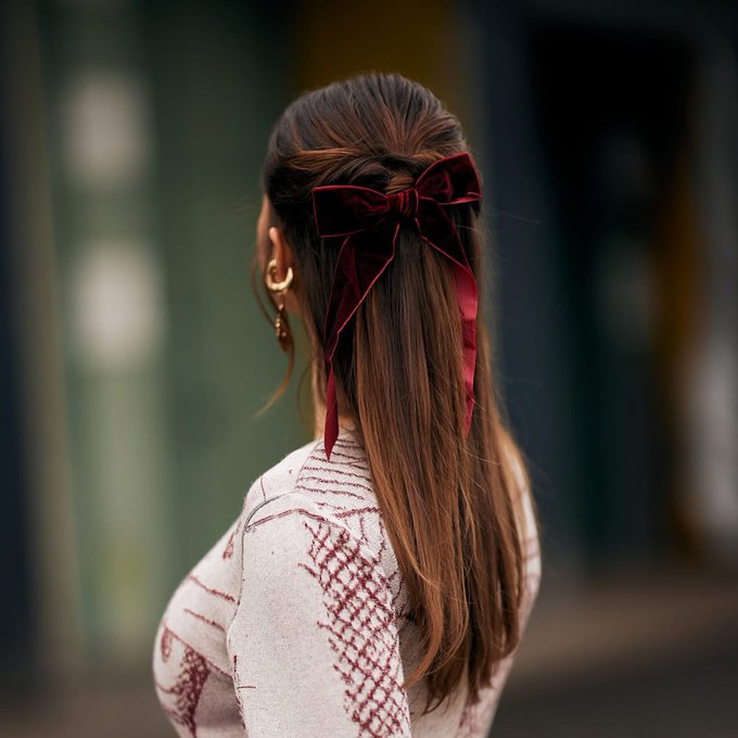 الفيونكات تتصدر صيحات أكسسوارات الشعر لخريف وشتاء 2025 - 2026 .. اخترنا لكِ تنسيقات أنيقة وعصرية على الموضة. شاهدي المزيد من الصور 