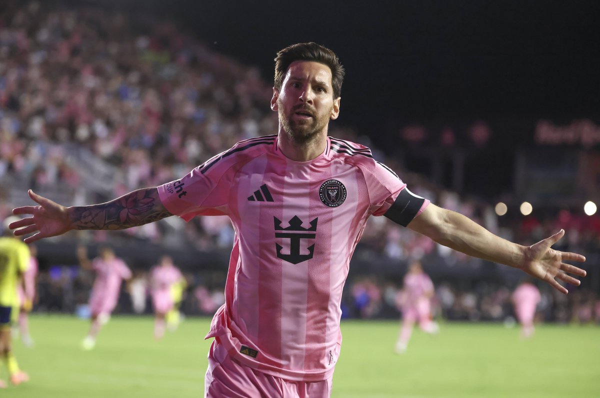 SofascoreBR's tweet image. Lionel Messi entre todos da MLS 2025: 

1º em Nota Sofascore (8.57)
1º em gols (35)
1º em assistências (23) 
1º em menos minutos p/ marcar (85')
1º em finalizações no gol (80)
1º em grandes chances criadas (37)
1º em passes decisivos (103) 
1º em dribles certos (101)

🏆🐐