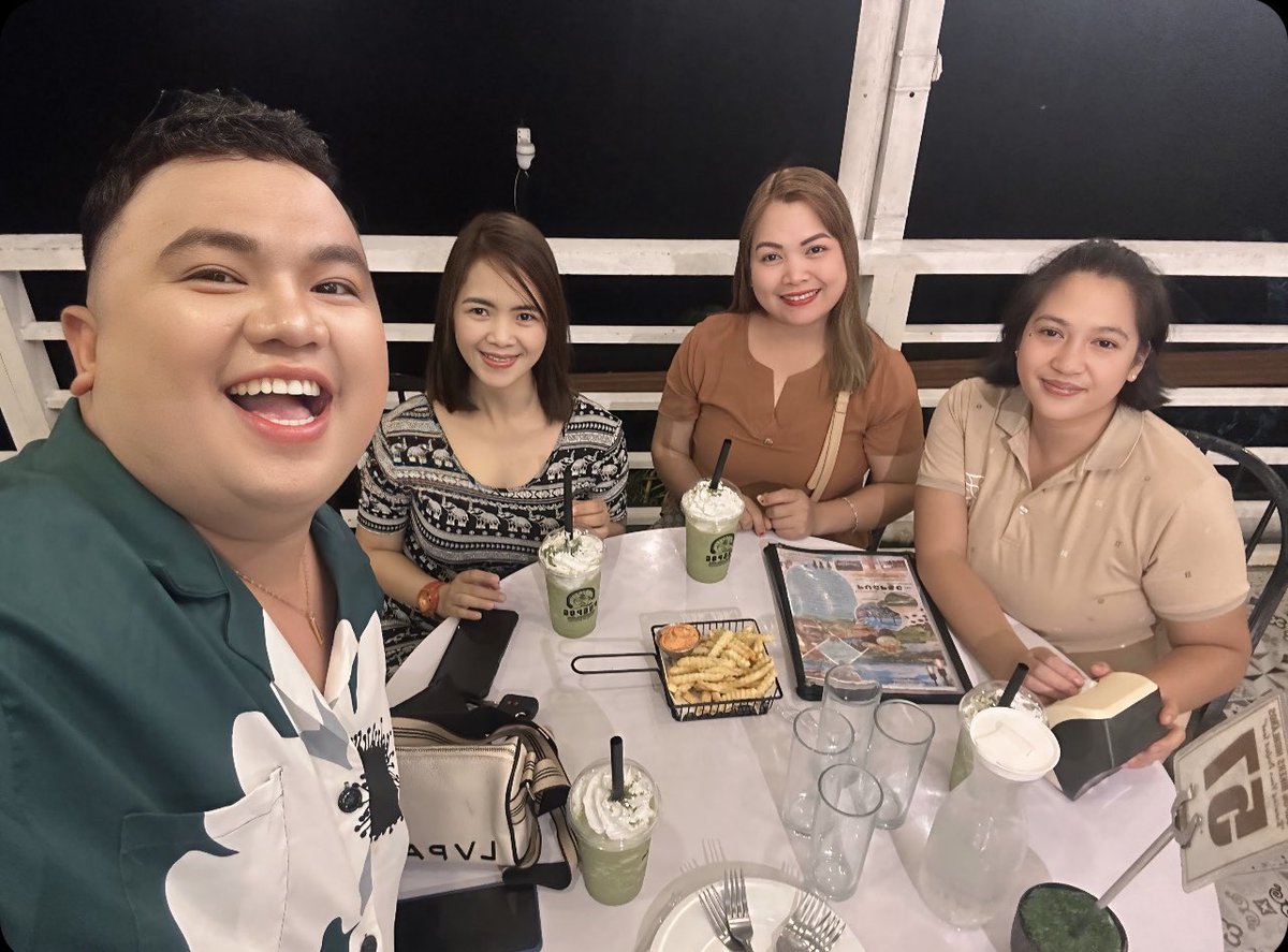 𝐆𝐫𝐚𝐭𝐞𝐟𝐮𝐥 𝐟𝐨𝐫 𝐭𝐡𝐢𝐬 𝐭𝐢𝐦𝐞. ✨
Once in a beautiful moon dinner date with my cousins. Simple nights, best memories. 💗 #Smile