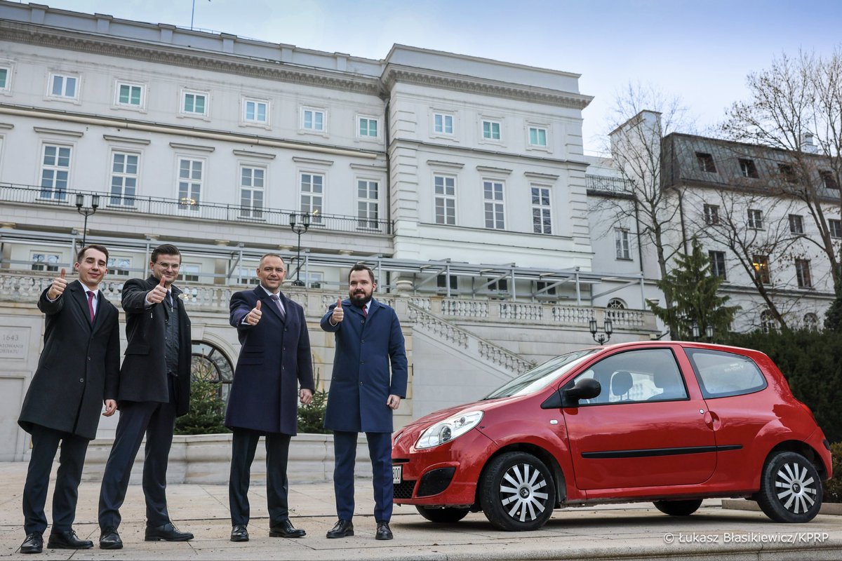 To właśnie tym samochodem pokonaliśmy pierwsze setki kilometrów na kampanijnym szlaku, a dziś trafiło ono na licytację charytatywną. Gratulacje dla nowego właściciela, to Twingo przynosi dużo szczęścia!   

Dziękuję <a href="/K_Stanowski/">Krzysztof Stanowski</a> za bardzo przyjemną rozmowę!