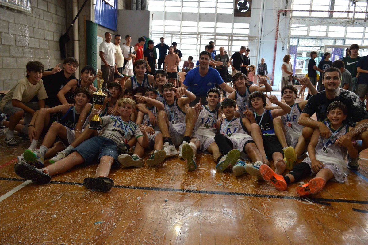 LA U14 ES PROPIEDAD DEL IAE.

El Einstein cerró la Final ante Peñarol 2-0 y festejó en su cancha un nuevo título de formativas para el Club.

Más en planetanaranja.site