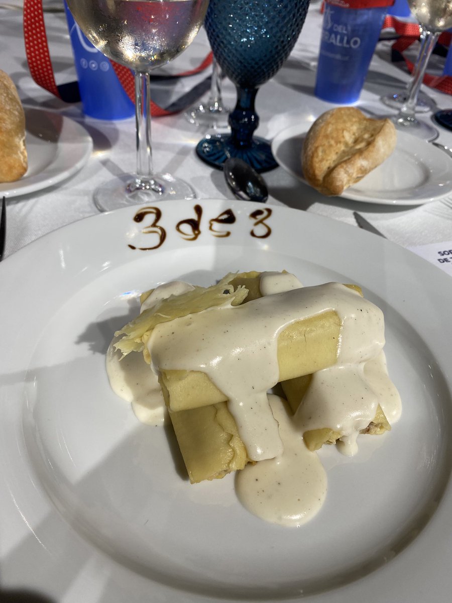 droig_b's tweet photo. Ahir l’Adrià i jo, en representació de la @JoveDeTarragona, vam gaudir del sopar final de temporada dels @XiquetsSerrallo. Ens vam trobar com a casa, en un ambient molt alegre i super ben acollits per una colla amiga a la qui desitjo molts èxits de tot cor. Moltes gràcies!! https://t.co/vjREHqnDPM