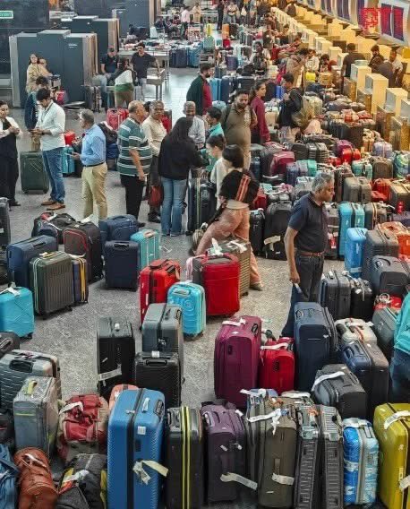 भाईयों-बहनों महामानव ने 23-23 घंटे मेहनत करके “हवाई अड्डा” को “बस अड्डा” बना दिया।