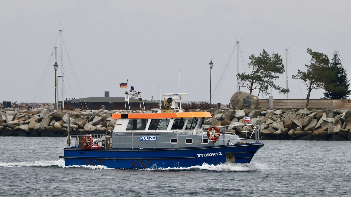 So oft, wie wir uns über den Weg shippern … könnten wir uns auch langsam mal duzen 🙋‍♂️ Daher: Ahoi Stubbi … ick bin Ricky 👊🏻 #Warnemünde 📸 #Polizeiboot STUBNITZ