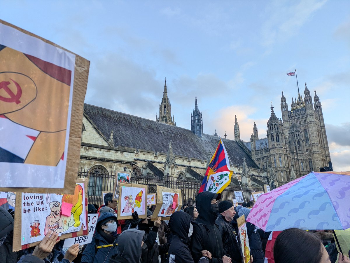 本週末，本黨成員再次參與了英國倫敦反對中國超級大使館計劃的遊行抗議。

This weekend, our member once again took part in a protest march in London, UK, opposing the plan for China's super embassy.