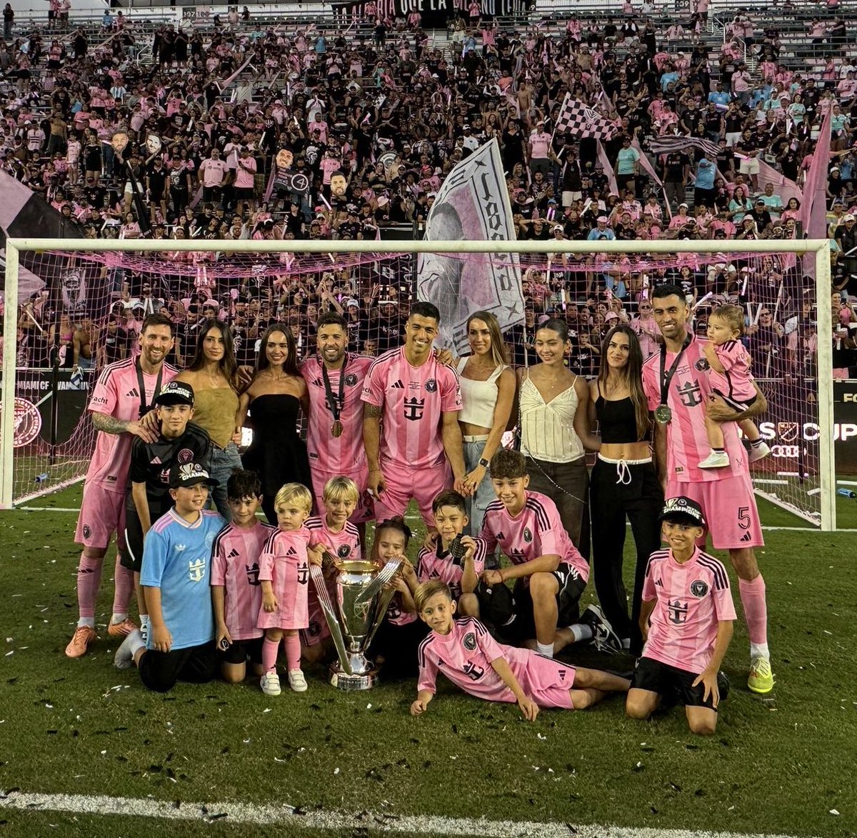 📸 The families of Leo Messi, Luis Suárez, Jordi Alba, and Sergio Busquets posing with the MLS Cup trophy. 🏆

Hang it in the Louvre. 🥹
