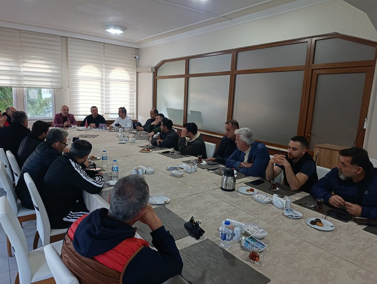 📌 Sinop’ta Amatör Spor Kulüpleri Federasyonu (ASKF) öncülüğünde yapılan toplantıda, 2025–2026 U18 ve Büyükler Futbol Ligi için sezon hazırlıkları görüşülerek ligin Ocak ayında başlayıp Mayıs ayında tamamlanacağı karara bağlandı.