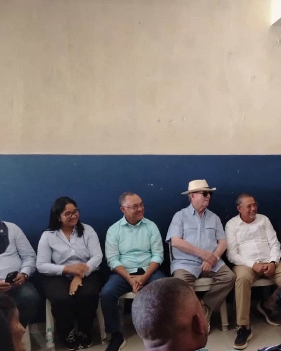 R_AriasRamirez's tweet photo. Este día sostuvimos un importante encuentro con el compañero @llegopapa expresidente de la República y miembro de la Dirección Ejecutiva del Partido Revolucionario Moderno @PRM_Oficial https://t.co/PDqK2dxNki