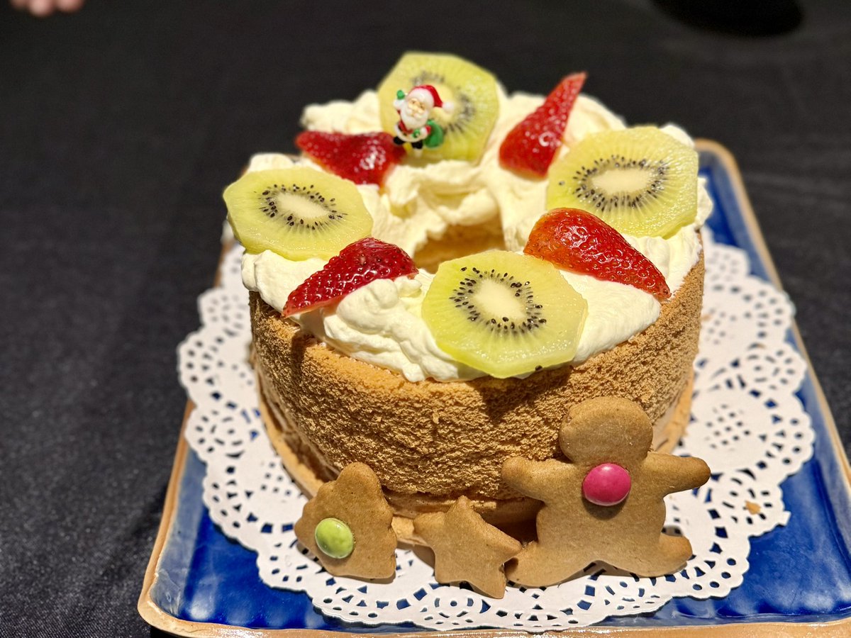 riesria's tweet image. 昨日はお友達を呼んでクリスマスパーティー🎄

暑い中汗だくになりながらのクッキングだったけど、お持ち帰りも含めて綺麗さっぱり全部なくなったから、頑張って作った甲斐ある。
同世代ならではのお悩みや健康のことや老後のことを語り合って夜は更けていった。

真夏の暑い夜のクリパ、楽しすぎた。