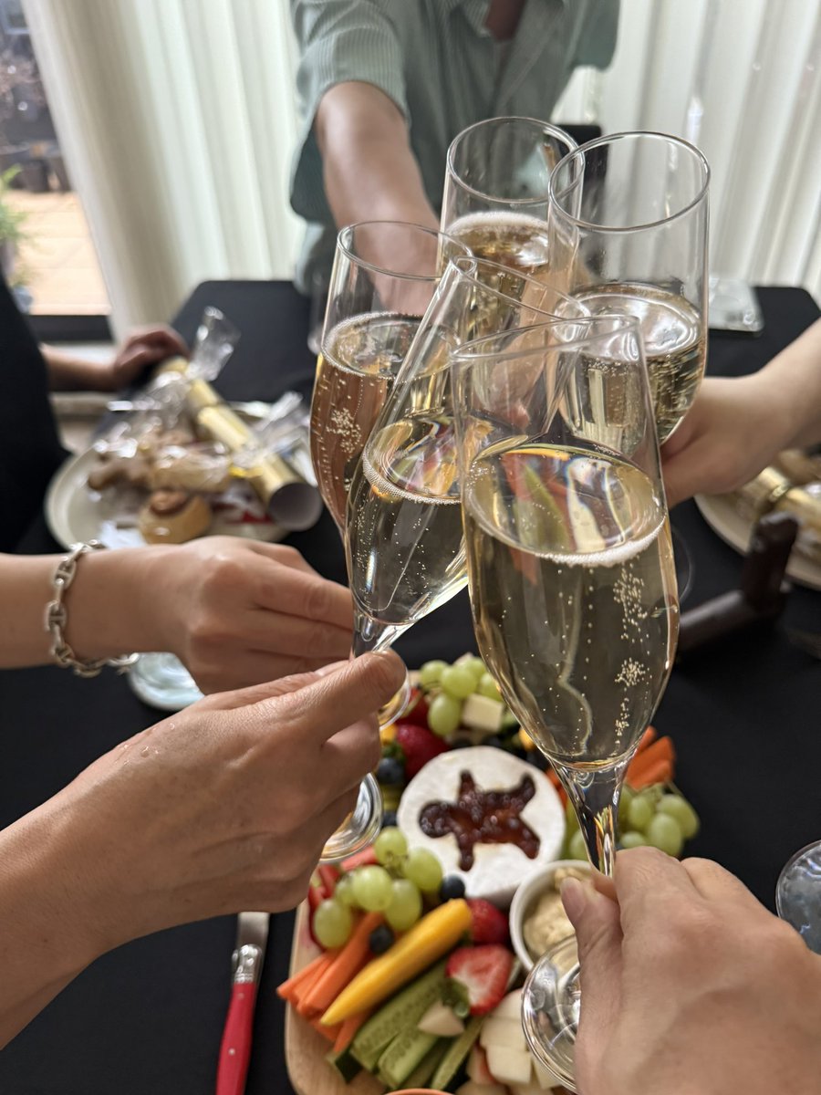 riesria's tweet image. 昨日はお友達を呼んでクリスマスパーティー🎄

暑い中汗だくになりながらのクッキングだったけど、お持ち帰りも含めて綺麗さっぱり全部なくなったから、頑張って作った甲斐ある。
同世代ならではのお悩みや健康のことや老後のことを語り合って夜は更けていった。

真夏の暑い夜のクリパ、楽しすぎた。