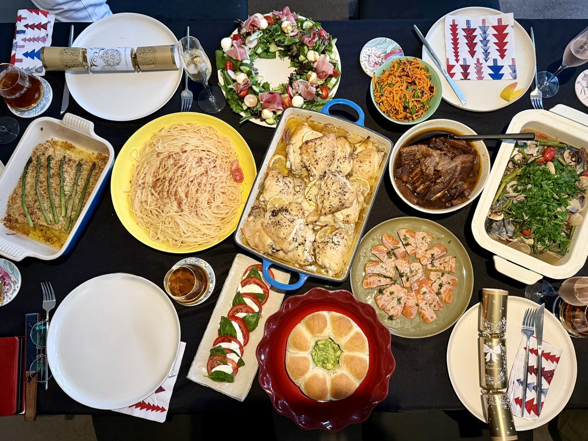 riesria's tweet image. 昨日はお友達を呼んでクリスマスパーティー🎄

暑い中汗だくになりながらのクッキングだったけど、お持ち帰りも含めて綺麗さっぱり全部なくなったから、頑張って作った甲斐ある。
同世代ならではのお悩みや健康のことや老後のことを語り合って夜は更けていった。

真夏の暑い夜のクリパ、楽しすぎた。