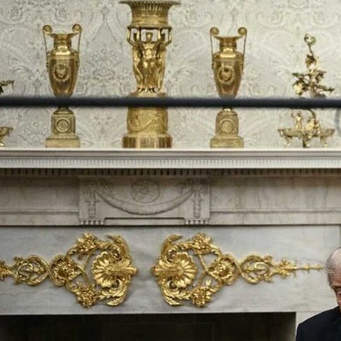 CrockerBoy's tweet image. One of these things is JUST LIKE the other!
#Epstein #OvalOffice