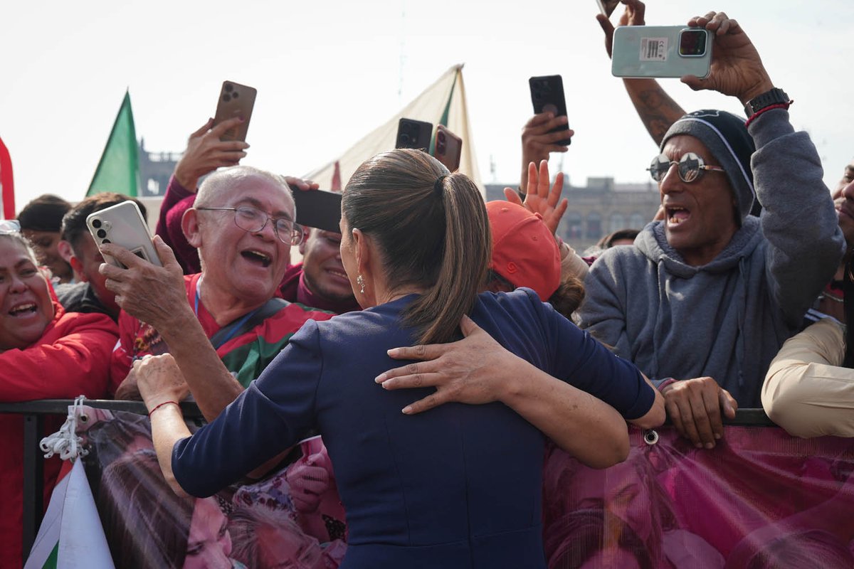En el Zócalo capitalino, la presidenta <a href="/Claudiashein/">Claudia Sheinbaum Pardo</a> y el pueblo de México celebran siete años de transformación.

“Consolidamos un gobierno honesto, cercano a la gente; un proyecto de nación que nos une y nos representa. Un país puede desarrollarse sin dejar a nadie atrás.”

📸