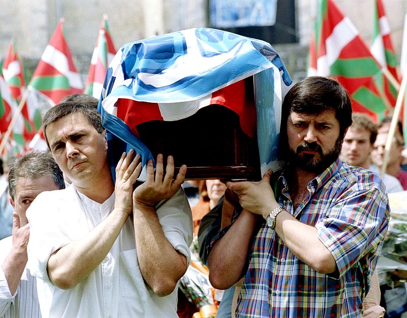 <a href="/PedroOtamendi/">Pedro Otamendi</a> Llamadme loco pero de la izquierda separatista proterrorista HB,nada pacífica ahí estaba Jon idigoras un mal bicho,solo llevaba a hombros a otros etarras que morían en enfrentamientos con la policía o por que afortunadamente las bombas que manipulaban les reventaba solo a ellos.