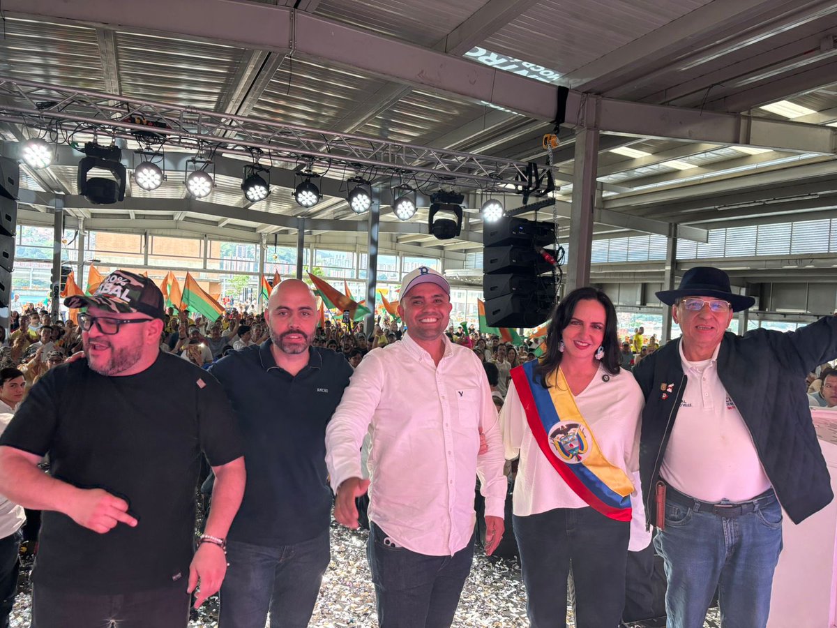 MariaFdaCabal's tweet photo. Gracias a los concejales @LuisGuillermoVl, @AndresGuryRod, Víctor Hugo Gálvez y Julián Ceballos por su compañía en el evento de Medellín. “Si Antioquia resiste Colombia se salva” y este bastión de la libertad nos dará el triunfo en 2026 para poner #OrdenEnLaCasa 🇨🇴 https://t.co/1hQuUDr5HS