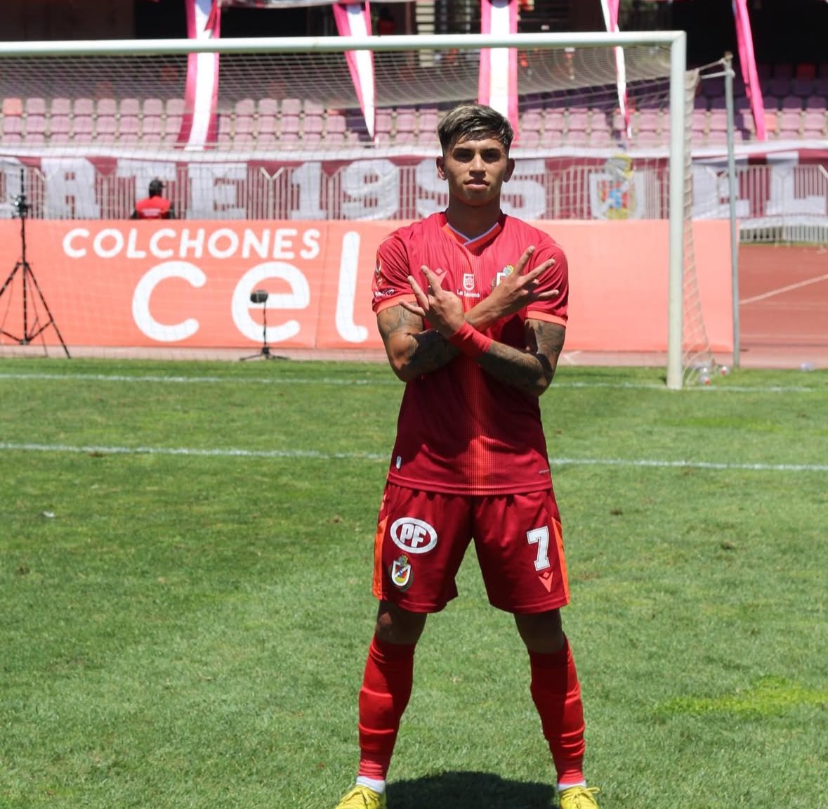 <a href="/HGomez_Chile/">Hector G.</a> Los de Iquique se enojaron por la celebración y literal el weon hizo la celebración por serena le dijo ayer a mi hermano en el Hotel cuando fue al hotelazo que haría un gol pa salvar a serena