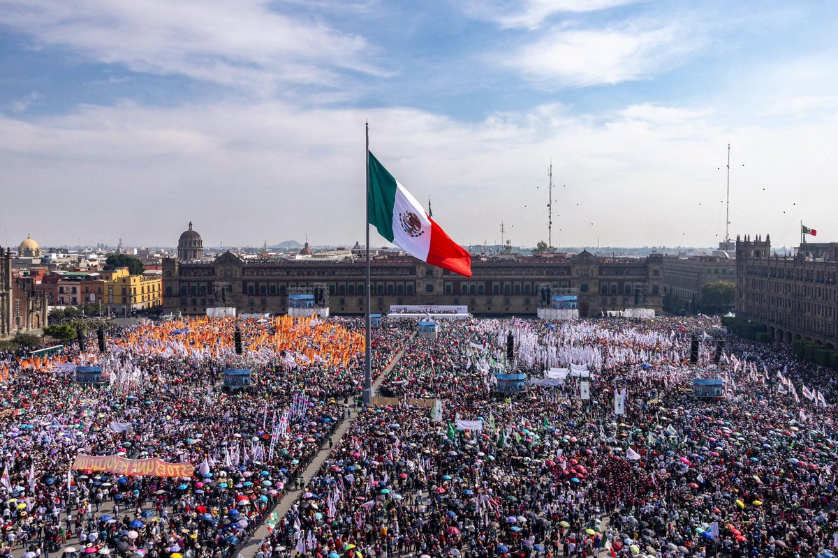 AlfonsoDurazo's tweet photo. Siete años de transformación han marcado un cambio profundo en nuestro país.

En Sonora, cerramos filas con usted Presidenta @Claudiashein para seguir avanzando en el segundo piso de la Cuarta de Transformación. 

#MéxicoConClaudia #7AñosDeBienestar https://t.co/MyLyGUIjOe