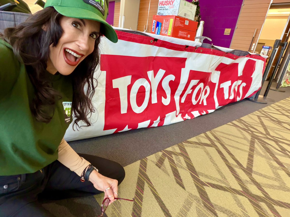lynnjulian007's tweet image. 🤗 #LynnJulian here…
A fun end eats way to give back,
this and every holiday season
is with @toysfortotsofficial 😍

I volunteer with #BostonCERT / #CERT 
to sort and bag toys for Boston kids.
#ToysForTots #VolunteerWork 😎