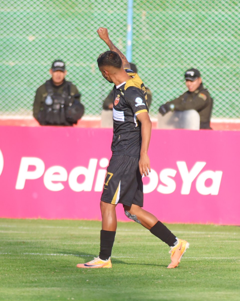 LaRazon_Bolivia's tweet photo. Concluye el primer tiempo en el Jesús Bermúdez, @CDTRealOruro (5-1) @BloomingOficial, #Fecha28.
📸 #CDTRealOruro
#Blooming #Liga
@LaRazon_Bolivia https://t.co/YtI54Wrv8X