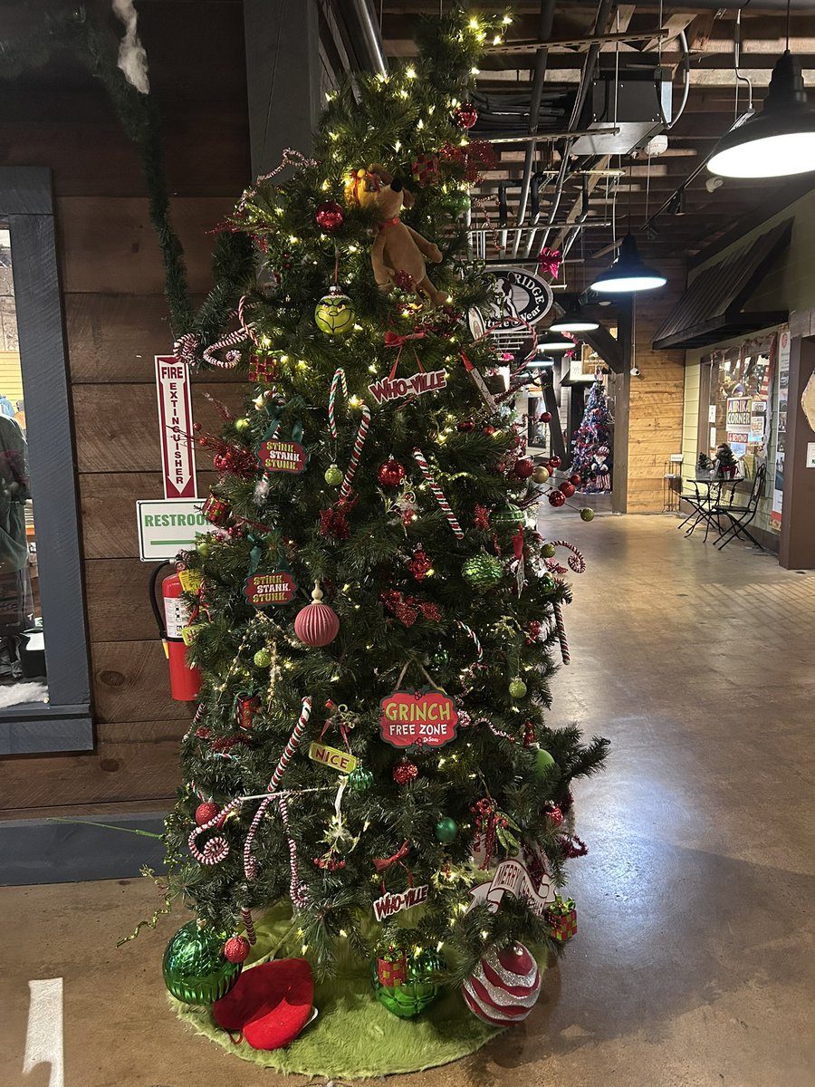 Sittin in da trucks waitin for da hoo’s. We’s been out looking at decorations. We’s goin on a road trips to South Carolina tomorrows! Ise knows dere will be plenty of new smells by da ocean. Me’s neva seen da ocean 🌊 So excited 😆!