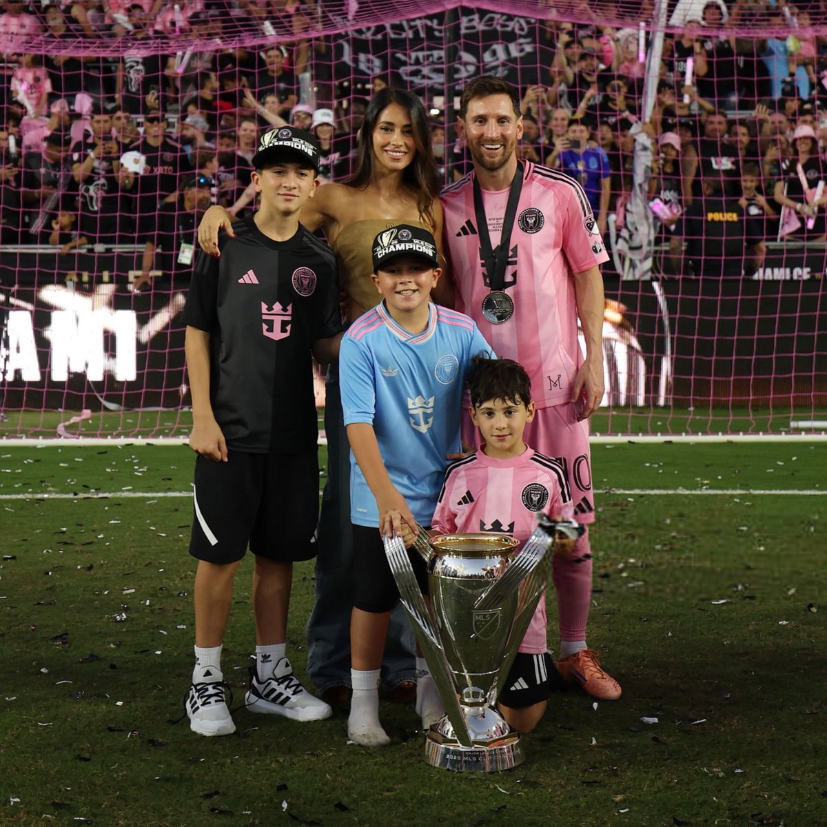 THE PICTURE WE HAVE BEEN WAITING FOR! ❤️🐐