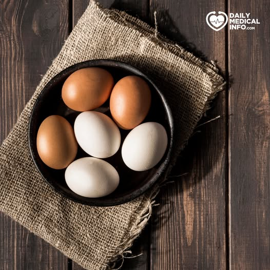 يحتوي البيض على مجموعة من مضادات الأكسدة والفيتامينات التي تعزز دفاعات الجسم ضد العدوى والأمراض، كما يُلاحظ دور فيتامين د في دعم المناعة.. يساهم وجود الأحماض الدهنية الأساسية والفيتامينات والمعادن في دعم وظائف الدماغ وتعزيز صحته. 