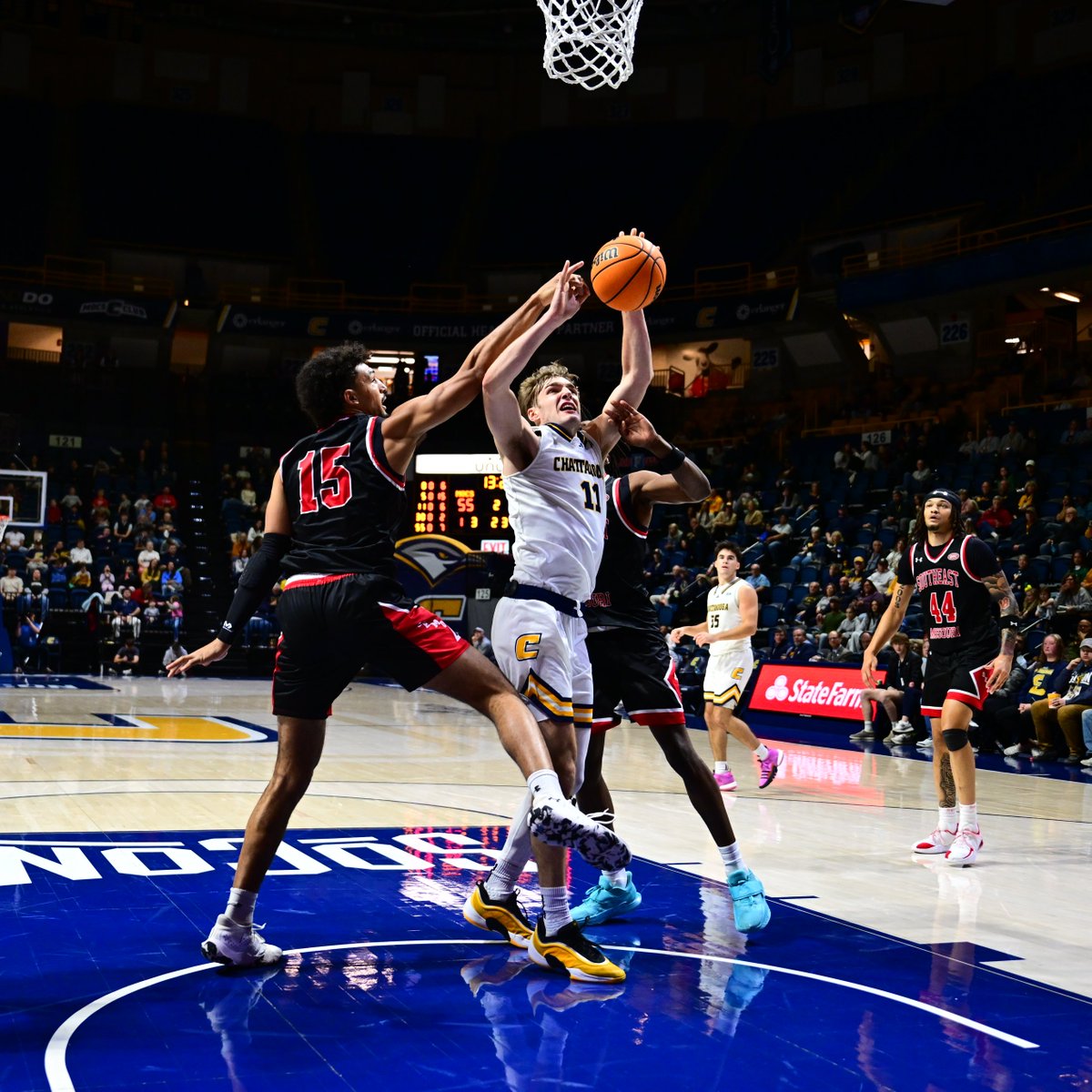 GoMocsMBB's tweet image. Locked in a physical one ⚠️

All square at 55-55 with 13:50 left.