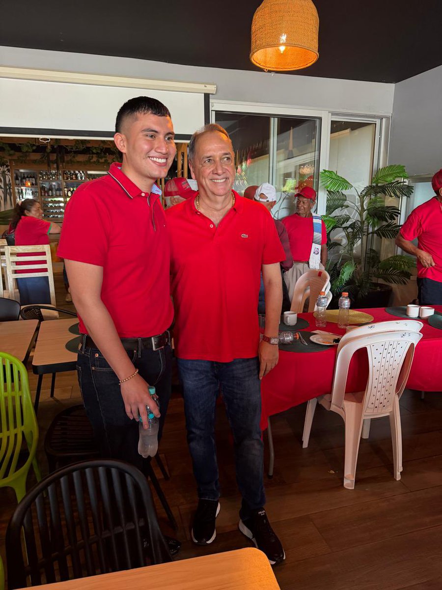 jaimeduranbar's tweet photo. 🇨🇴 Compartiendo con mis amigos de San José de Guaviare, gracias al representante Alexander Harley y la candidata a la Cámara Mayerli Pulido. https://t.co/fvgOtleYFr