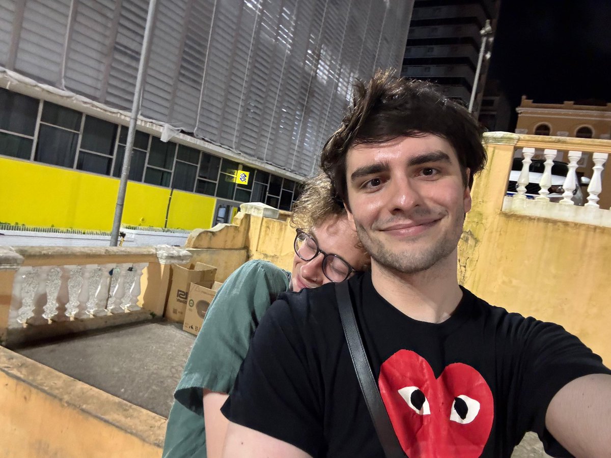 não sei em que momento da noite isso aconteceu mas eu e o enzo tiramos essa foto ontem voltando pra casa 👨🏻‍❤️‍💋‍👨🏼