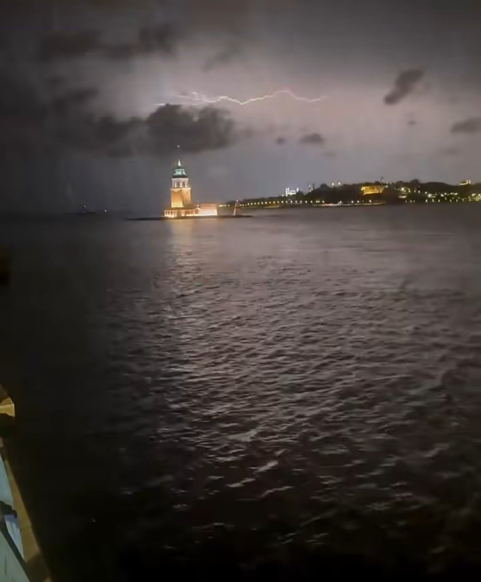 Eğer bir şeylere tanıklık etmesini ve bütün külfetini sırtına alıp gerçekleri, sadece gerçekleri not almasını istiyorsanız, şuan yağan yağmur en doğru adresinizdir..
#GeceyeNotum
#İstanbul
#Yağmur