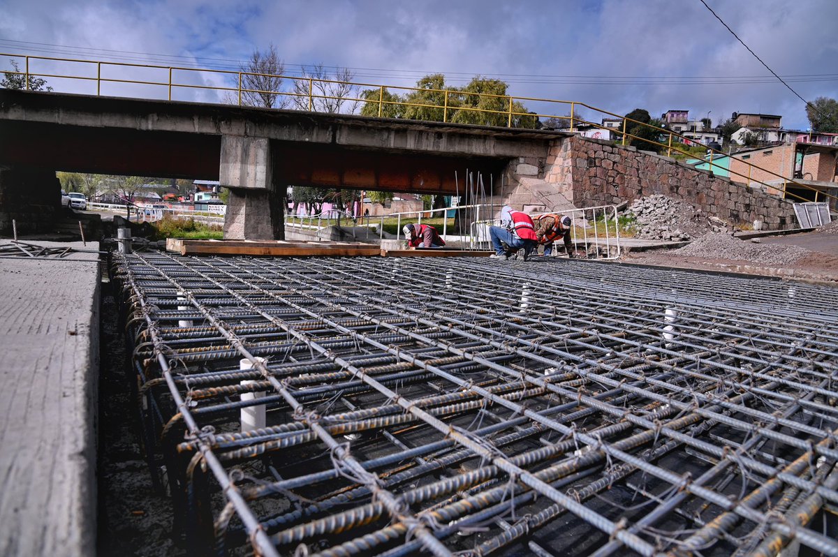 🚧 En El Salto, Pueblo Nuevo, las familias tendrán un cruce más seguro con la construcción del nuevo puente vehicular y peatonal.
Este puente mejorará la vialidad y permitirá que estudiantes y servicios como ambulancias y patrullas crucen de manera segura de una zona a otra.

En