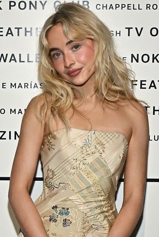 yourlivslike's tweet image. does she know she’s the prettiest girl in the world