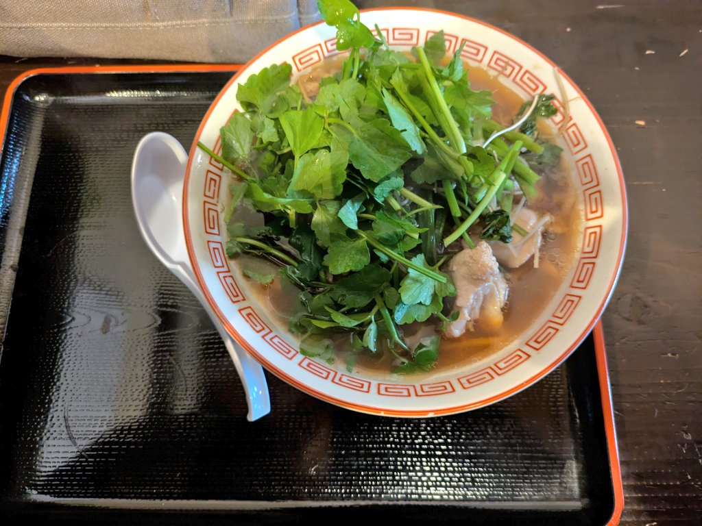 松屋製麺所さん🍜茨城県つくば市

限定せりそば
今シーズン初！秋田三関のセリを使ったラーメン。
滋味溢れる早春の香りと味に包まれたもちもち麺は、人を幸せにする一品。
普段は連日訪問しない常連の方が昨日に続いて今日もせりそば食べに並んでました🤣
明日もあるかも?!

#松屋製麺所
#ramen_cp