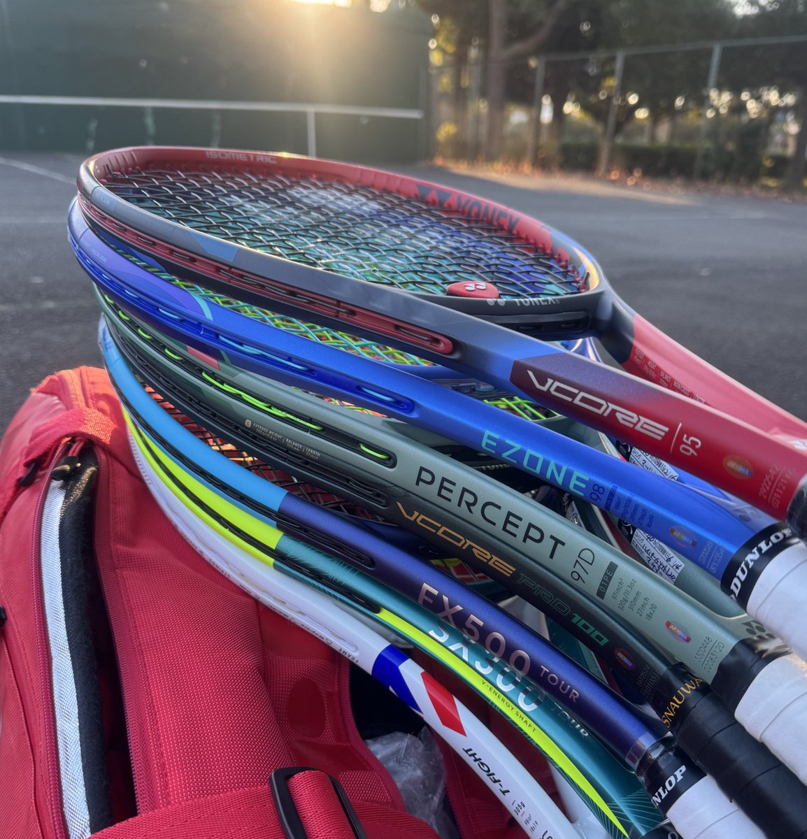 bellett7's tweet photo. 昨日の試打会を踏まえ、今朝はYONEX４モデル中心に壁打ち🎾
振り抜きやすさはVCORE95、楽に打てるのはEZONE98、重さを活かしたパワフルなショットはPERCEPT 97Dでしょうか😊 https://t.co/dWGNl3ibu8