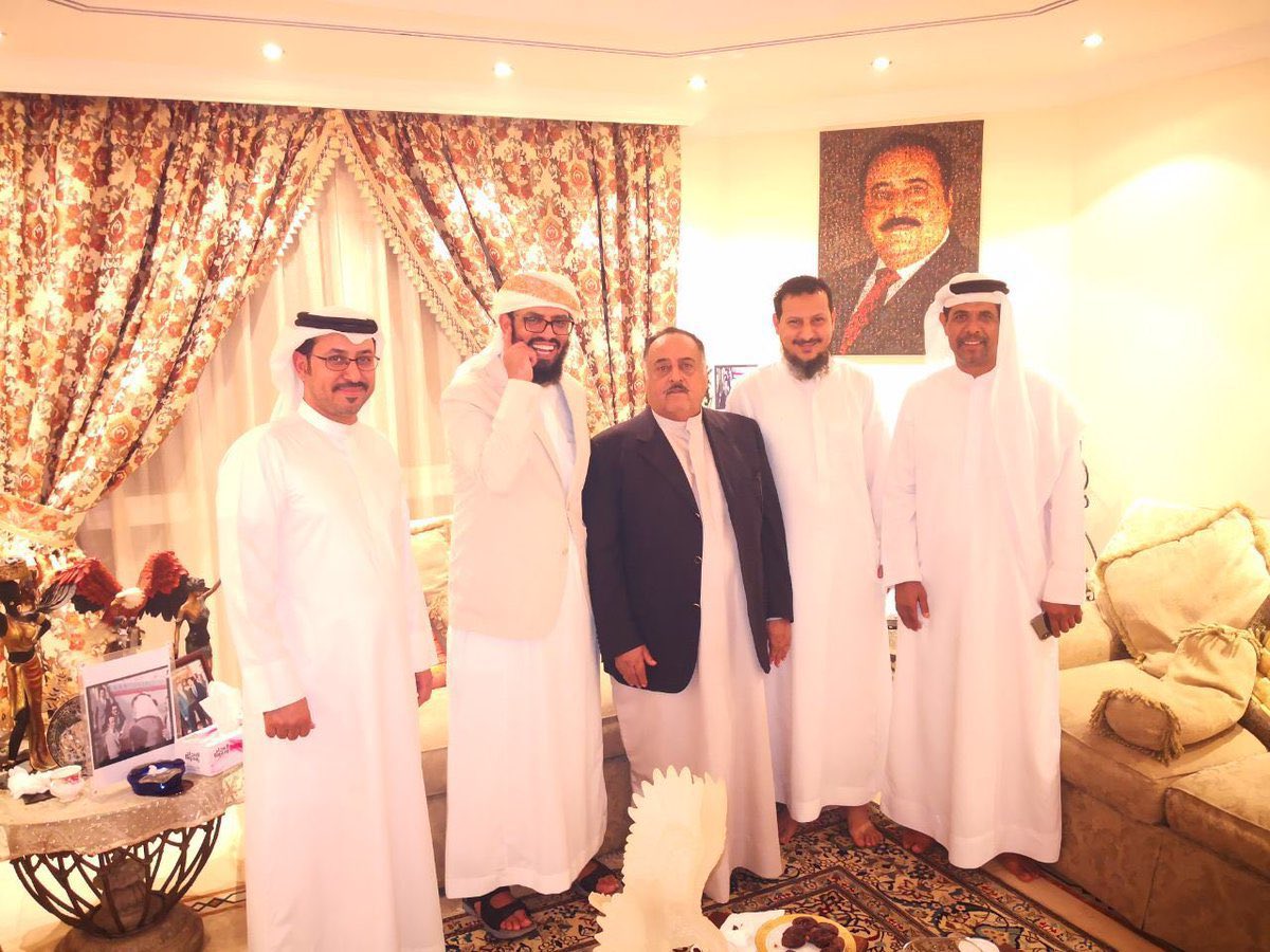 قبل اكثر من عامين زارني الصديق هاني بن بريك وحاول اقناعي بالانضمام الى الانتقالي الجنوبي وايقاف تغريداتي ضد الانتقالي، وعرض عليّ تعيين بمنصب كبير في الانتقالي.. صمت للحظة وقلت له الم تكن محاضراتك تتغنى بالوحدة وانها من مكتسبات الدين، وحينما اقالة الرئيس هادي تبدل موقفك! قال نعم