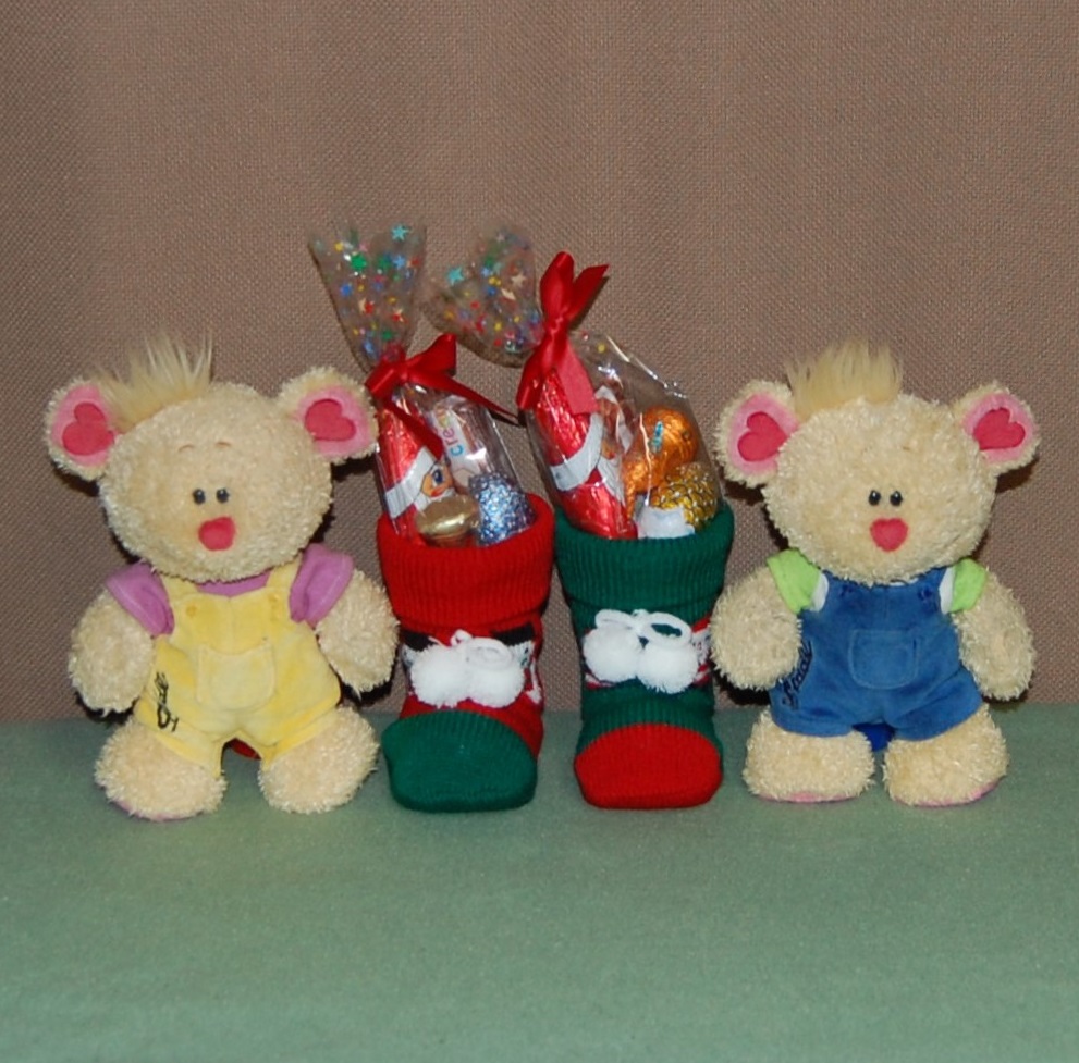 Der Nikolaus war da!
aber der hat Papis Schuhe geklaut und uns die Stiefel da gelassen! 😆😂