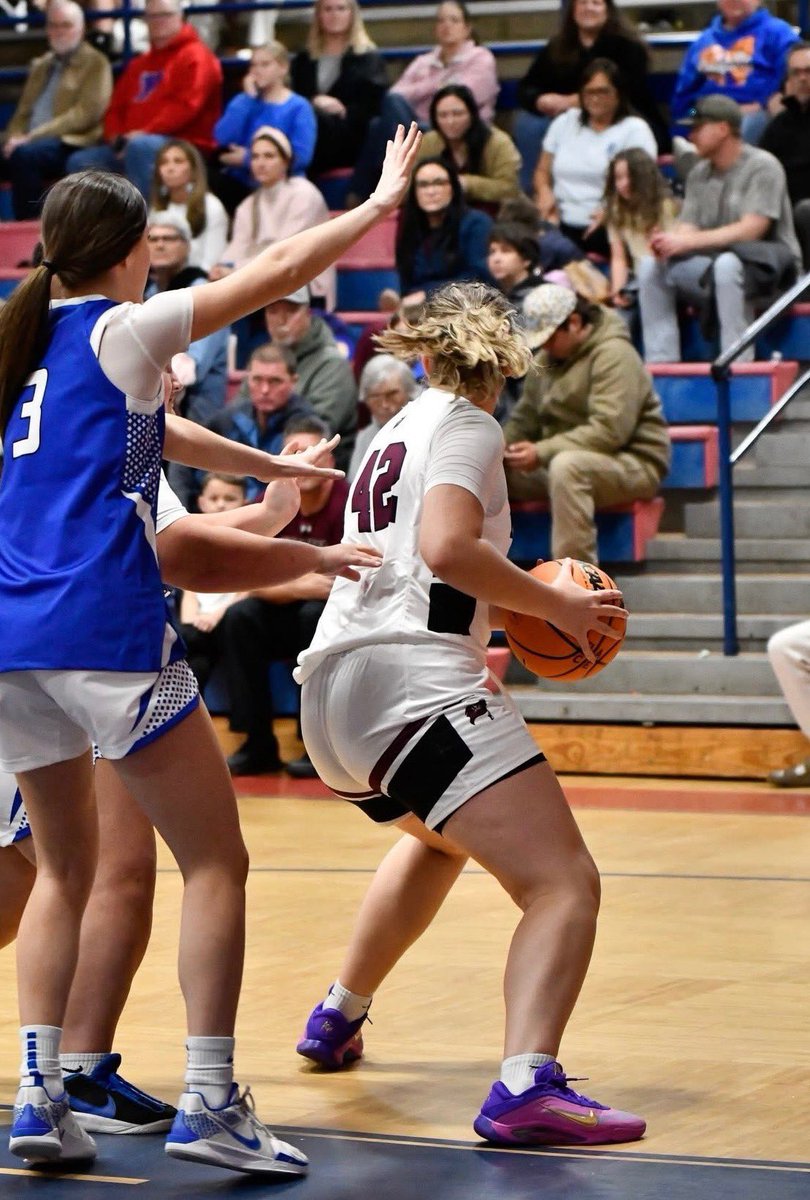 maleeya_brammer's tweet photo. Senior year is off to a great start! 5-0! Excited for the rest to come! 🖤🏀🤍 @makayla_brammer @CoachHeard_AEBL @coachajpuckett https://t.co/FuoNaOpKbw