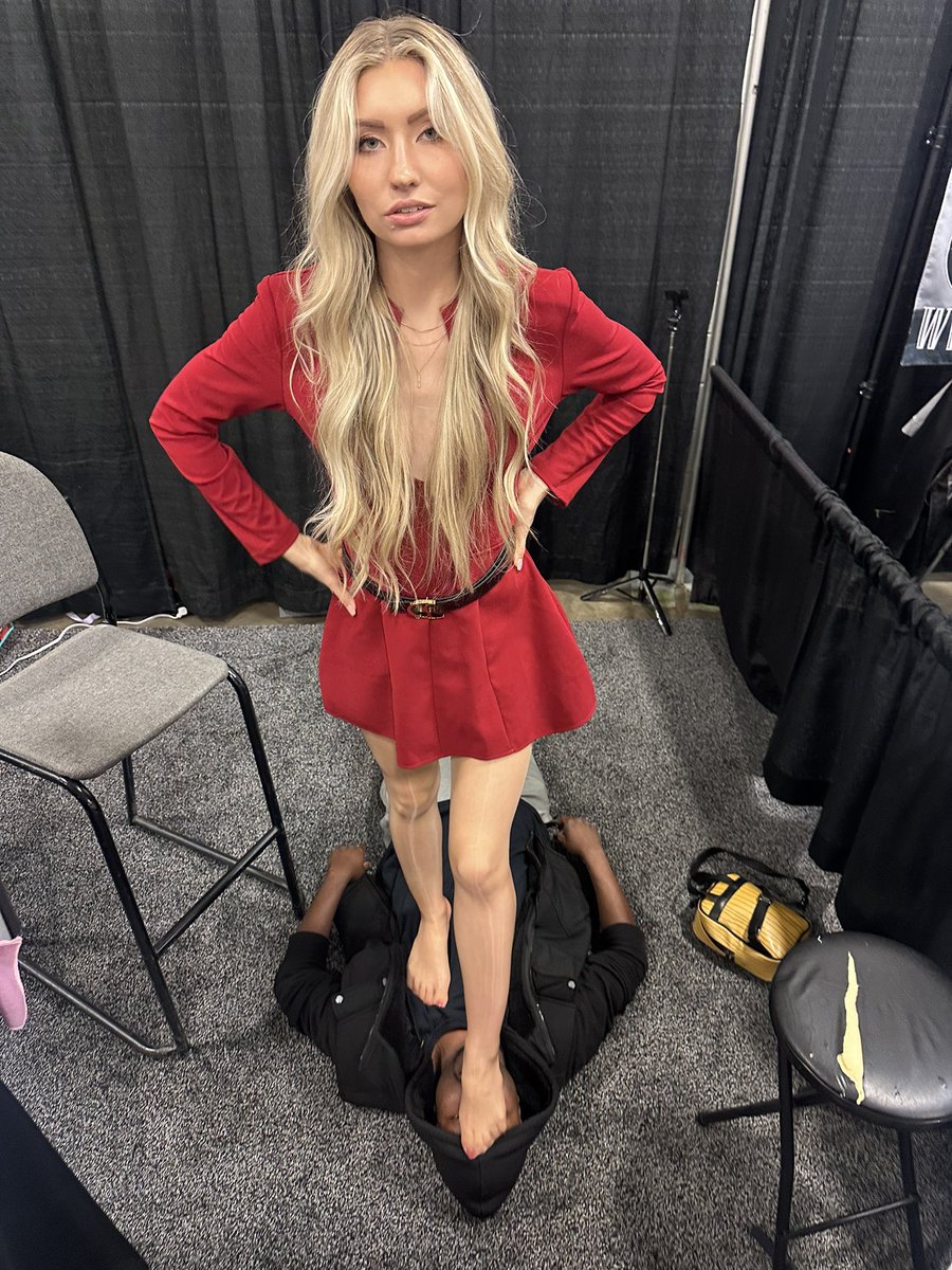 FootAlchemist's tweet image. Another fun time at the feet of @EmmaSirus @EXXXOTICA